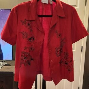 Alfred Dunner sz 14 short sleeve red buttoned top with black large floral design